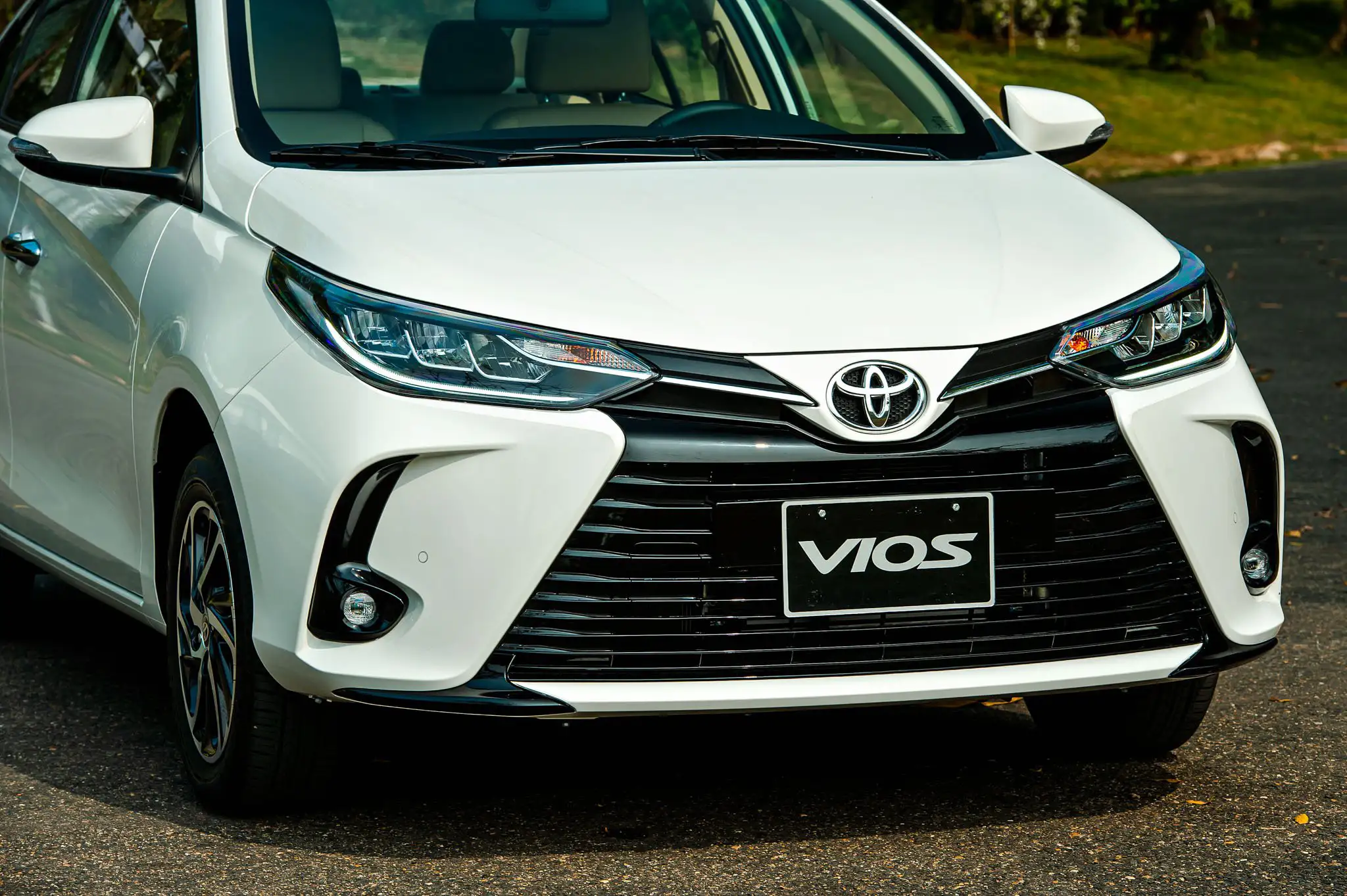 Toyota Vios đem đến diện mạo bề thế từ góc nhìn chính diện nhờ cụm đèn trước sắc sảo, hệ thống lưới tản nhiệt cỡ lớn hình bậc thang trải dài kết hợp hài hòa cùng đèn sương mù hai bên.