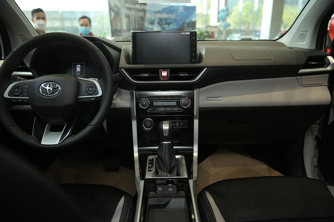 Khoang lái được thiết kế thể thao cá tính mang đến tầm nhìn rộng đặc trưng của dòng xe SUV 